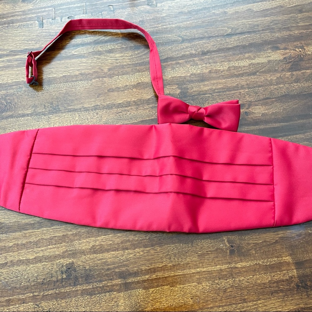 Men’s red cummerbund and bow tie